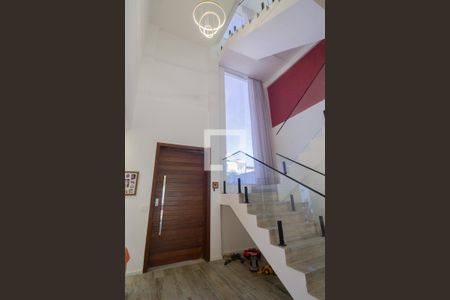 Casa para alugar com 254m², 4 quartos e 2 vagas Casa para alugar com 254m², 4 quartos e 2 vagasEscada