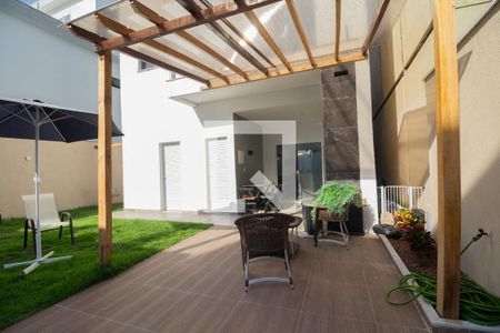 Casa para alugar com 254m², 4 quartos e 2 vagas Casa para alugar com 254m², 4 quartos e 2 vagasQuintal