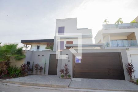 Casa para alugar com 254m², 4 quartos e 2 vagas Casa para alugar com 254m², 4 quartos e 2 vagasFachada