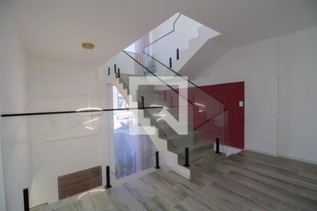 Casa para alugar com 254m², 4 quartos e 2 vagas Casa para alugar com 254m², 4 quartos e 2 vagasEscada