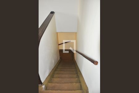 Casa à venda com 240m², 4 quartos e 4 vagas Casa à venda com 240m², 4 quartos e 4 vagasEscada para os quartos
