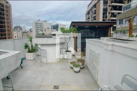 Apartamento à venda com 216m², 3 quartos e 1 vaga Apartamento à venda com 216m², 3 quartos e 1 vagaÁrea comum - Piscina