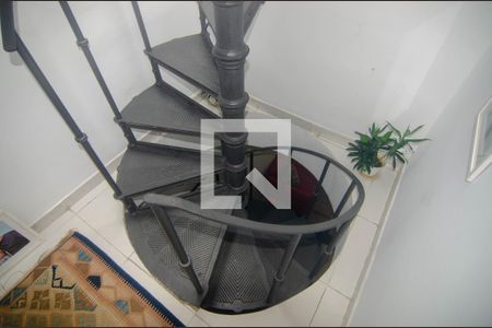 Apartamento à venda com 216m², 3 quartos e 1 vaga Apartamento à venda com 216m², 3 quartos e 1 vagaEscada