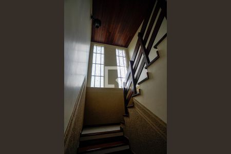 Casa de condomínio à venda com 350m², 4 quartos e 2 vagas Casa de condomínio à venda com 350m², 4 quartos e 2 vagasEscada