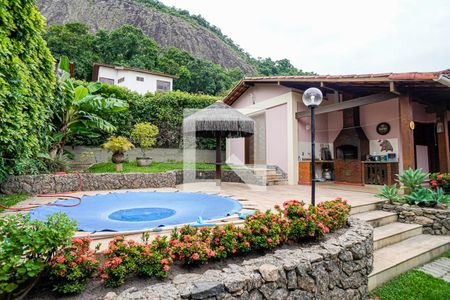 Casa de condomínio à venda com 350m², 4 quartos e 2 vagas Casa de condomínio à venda com 350m², 4 quartos e 2 vagasPiscina