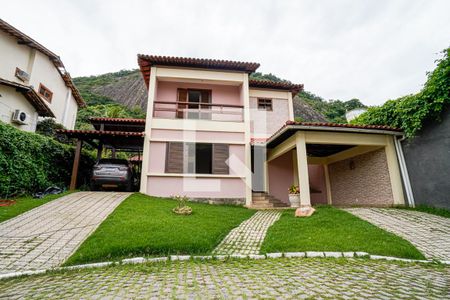 Casa de condomínio à venda com 350m², 4 quartos e 2 vagas Casa de condomínio à venda com 350m², 4 quartos e 2 vagasFachada