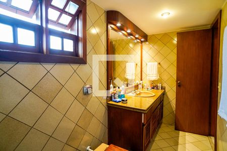 Casa de condomínio à venda com 350m², 4 quartos e 2 vagas Casa de condomínio à venda com 350m², 4 quartos e 2 vagasBanheiro da Suite 1