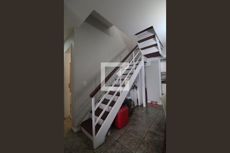 Apartamento à venda com 190m², 3 quartos e 2 vagas Apartamento à venda com 190m², 3 quartos e 2 vagasEscada