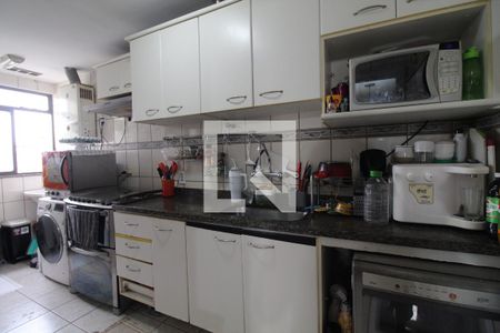 Apartamento à venda com 190m², 3 quartos e 2 vagas Apartamento à venda com 190m², 3 quartos e 2 vagasCozinha e Área de Serviço