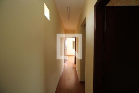 Casa à venda com 212m², 4 quartos e 4 vagasCorredor