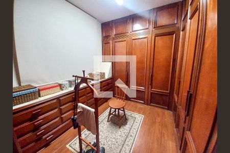 Casa à venda com 381m², 3 quartos e 6 vagas Casa à venda com 381m², 3 quartos e 6 vagasCloset