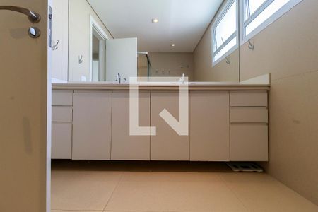 Apartamento à venda com 236m², 3 quartos e 3 vagas Apartamento à venda com 236m², 3 quartos e 3 vagasBanheiro 2