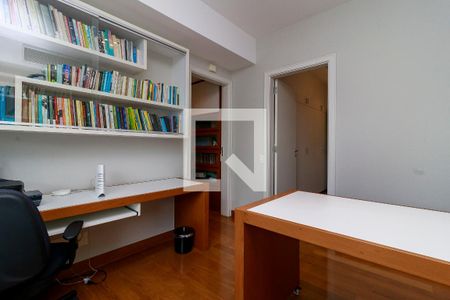 Apartamento à venda com 236m², 3 quartos e 3 vagas Apartamento à venda com 236m², 3 quartos e 3 vagasEscritório