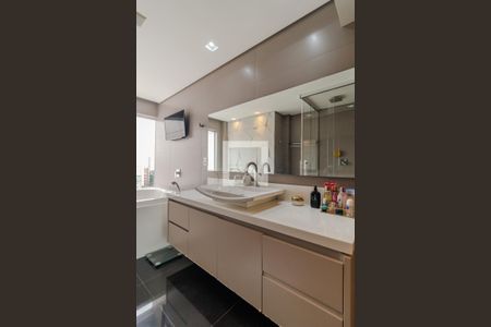 Apartamento para alugar com 169m², 3 quartos e 4 vagas Apartamento para alugar com 169m², 3 quartos e 4 vagasBanheiro da Suíte 1