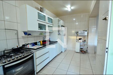 Casa à venda com 246m², 6 quartos e 4 vagas Casa à venda com 246m², 6 quartos e 4 vagasCozinha 2