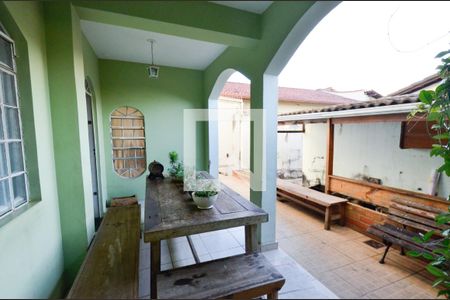 Casa à venda com 246m², 6 quartos e 4 vagas Casa à venda com 246m², 6 quartos e 4 vagasVaranda 2