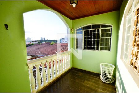 Casa à venda com 246m², 6 quartos e 4 vagas Casa à venda com 246m², 6 quartos e 4 vagasVaranda 1