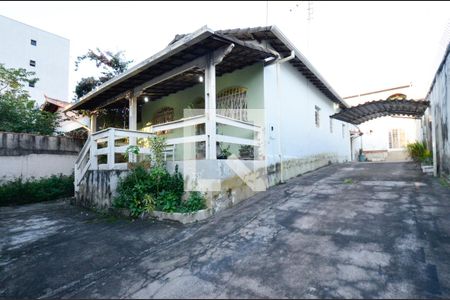 Casa à venda com 246m², 6 quartos e 4 vagas Casa à venda com 246m², 6 quartos e 4 vagasÁrea externa