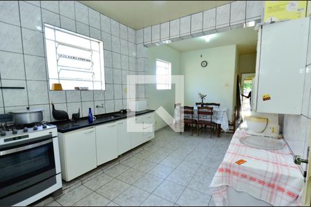 Casa à venda com 246m², 6 quartos e 4 vagas Casa à venda com 246m², 6 quartos e 4 vagasCozinha