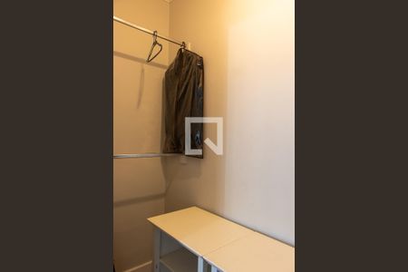 Casa de condomínio à venda com 422m², 4 quartos e 4 vagas Casa de condomínio à venda com 422m², 4 quartos e 4 vagasCLOSET QUARTO 3