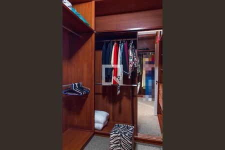 Casa de condomínio à venda com 422m², 4 quartos e 4 vagas Casa de condomínio à venda com 422m², 4 quartos e 4 vagasCLOSET SUITE MASTER