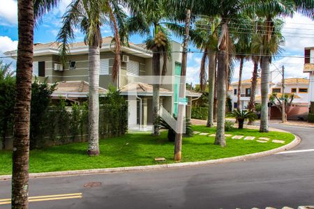 Casa de condomínio à venda com 422m², 4 quartos e 4 vagas Casa de condomínio à venda com 422m², 4 quartos e 4 vagasVISTA DO QUARTO 2