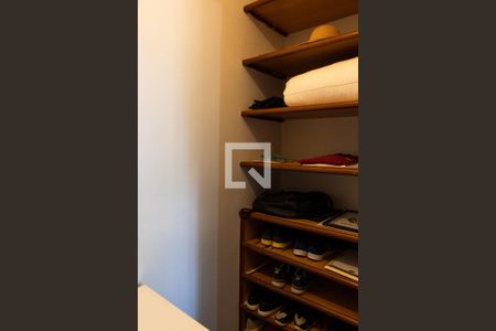 Casa de condomínio à venda com 422m², 4 quartos e 4 vagas Casa de condomínio à venda com 422m², 4 quartos e 4 vagasCLOSET QUARTO 3