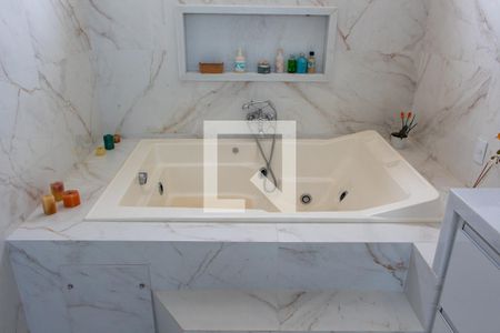 Casa de condomínio à venda com 422m², 4 quartos e 4 vagas Casa de condomínio à venda com 422m², 4 quartos e 4 vagasBANHEIRO SUITE MASTER