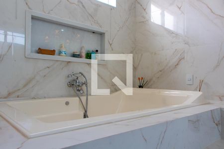 Casa de condomínio à venda com 422m², 4 quartos e 4 vagas Casa de condomínio à venda com 422m², 4 quartos e 4 vagasBANHEIRO SUITE MASTER