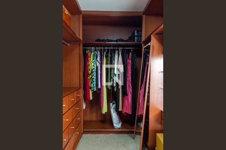 Casa de condomínio à venda com 422m², 4 quartos e 4 vagas Casa de condomínio à venda com 422m², 4 quartos e 4 vagasCLOSET SUITE MASTER