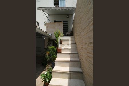 Apartamento à venda com 55m², 2 quartos e 1 vagaEscada de acesso - Entrada dos fundos