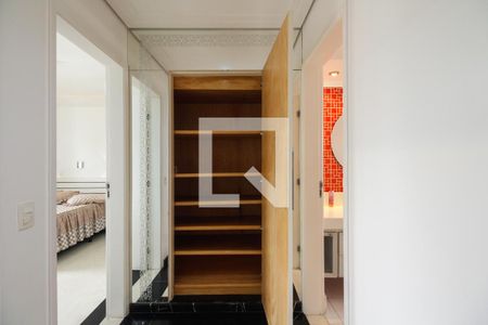 Apartamento à venda com 271m², 3 quartos e 3 vagas Apartamento à venda com 271m², 3 quartos e 3 vagasCorredor de Acesso Quartos e Banheiro