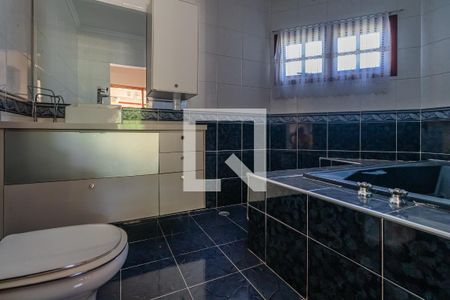 Casa de condomínio à venda com 640m², 4 quartos e 3 vagas Casa de condomínio à venda com 640m², 4 quartos e 3 vagasBanheiro da Suíte 2