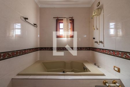 Casa de condomínio à venda com 640m², 4 quartos e 3 vagas Casa de condomínio à venda com 640m², 4 quartos e 3 vagasBanheiro da Suíte 1