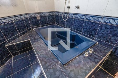 Casa de condomínio à venda com 640m², 4 quartos e 3 vagas Casa de condomínio à venda com 640m², 4 quartos e 3 vagasBanheiro da Suíte 2