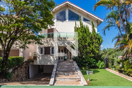 Casa de condomínio à venda com 640m², 4 quartos e 3 vagas Casa de condomínio à venda com 640m², 4 quartos e 3 vagasFachada