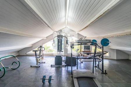 Casa de condomínio à venda com 640m², 4 quartos e 3 vagas Casa de condomínio à venda com 640m², 4 quartos e 3 vagasSótão