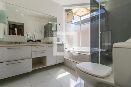 Casa de condomínio à venda com 640m², 4 quartos e 3 vagas Casa de condomínio à venda com 640m², 4 quartos e 3 vagasBanheiro da Suíte 4