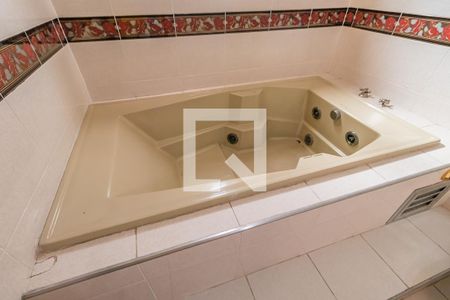 Casa de condomínio à venda com 640m², 4 quartos e 3 vagas Casa de condomínio à venda com 640m², 4 quartos e 3 vagasBanheiro da Suíte 1