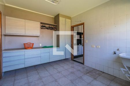 Casa de condomínio à venda com 640m², 4 quartos e 3 vagas Casa de condomínio à venda com 640m², 4 quartos e 3 vagasÁrea de Serviço