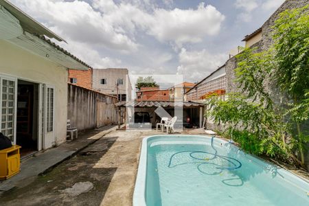 Casa à venda com 300m², 3 quartos e 2 vagas Casa à venda com 300m², 3 quartos e 2 vagasPiscina