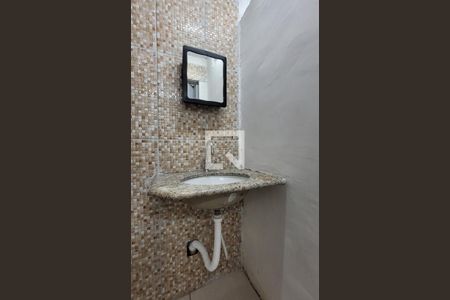 Banheiro de kitnet/studio para alugar com 1 quarto, 20m² em Parque Gerassi, Santo André