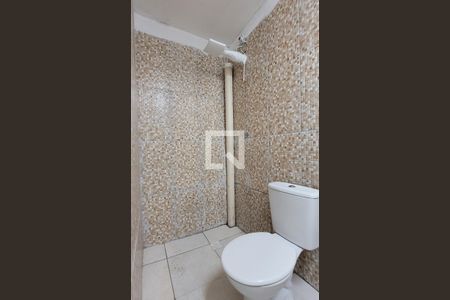 Banheiro de kitnet/studio para alugar com 1 quarto, 20m² em Parque Gerassi, Santo André