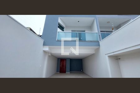 Casa à venda com 250m², 4 quartos e 4 vagas Casa à venda com 250m², 4 quartos e 4 vagasGaragem