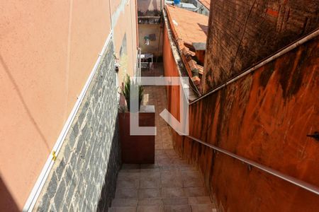 Casa à venda com 154m², 5 quartos e 2 vagasEscada para quintal e casa dos fundos