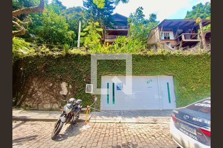 Casa à venda com 1217m², 4 quartos e 4 vagas Casa à venda com 1217m², 4 quartos e 4 vagasÁrea externa