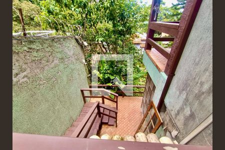 Casa à venda com 1217m², 4 quartos e 4 vagas Casa à venda com 1217m², 4 quartos e 4 vagasEscada