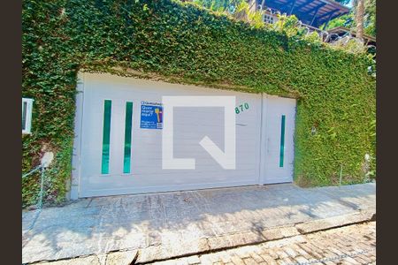 Casa à venda com 1217m², 4 quartos e 4 vagas Casa à venda com 1217m², 4 quartos e 4 vagasFachada
