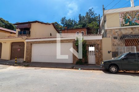 Casa à venda com 300m², 5 quartos e 3 vagasFachada