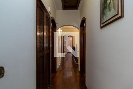 Casa à venda com 300m², 5 quartos e 3 vagasCorredor dos Quartos